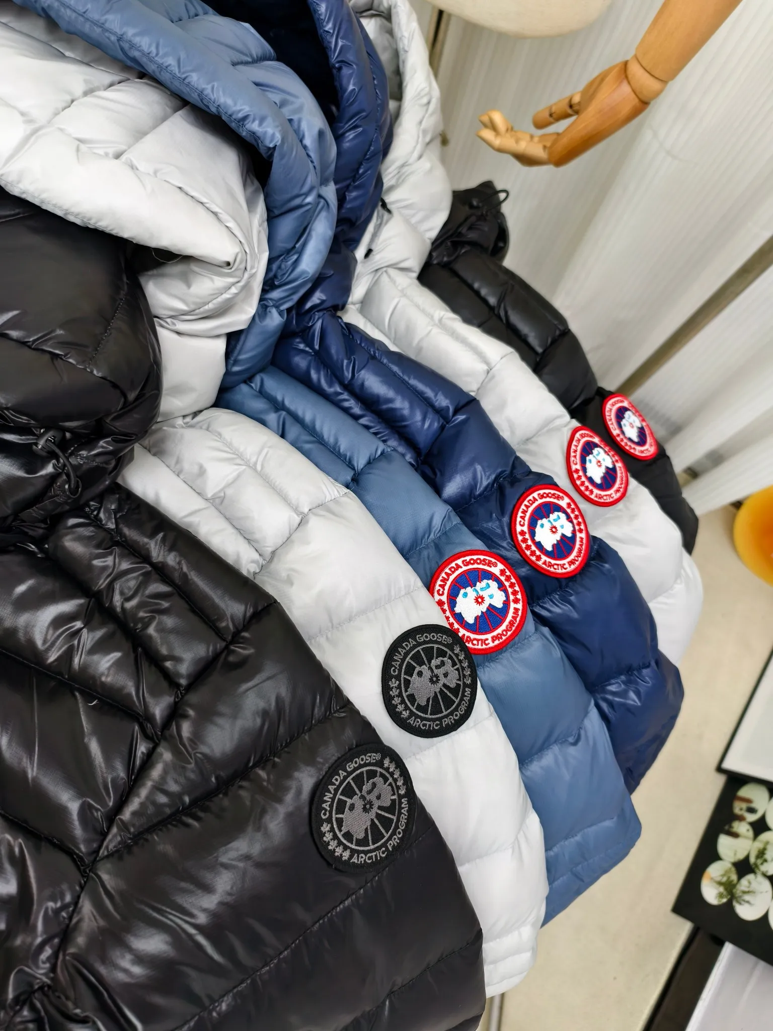 P860 ————2227MB model (high version) Canada goose Canada Goose Crofton hooded light down jacket, this is a down jacket suitable for late autumn and early winter: on cold and rainy mornings, it can be used as a layer of warmth inside the rainproof jacket, and can be worn alone in the late autumn and early winter with a little bit of coolness. Filled with white duck down. The Crofton Hooded Jacket is a versatile, lightweight and versatile piece that even packs itself in for easy transport. The inner layer has removable elastic straps, making the jacket easy to carry on the shoulder and hands-free. 2 zippered hand pockets with fleece fabric on the knuckle side for softness and warmth. Color: black with black label, black with red label, ocean blue, superoxide blue, silver birch red label, silver birch black label Size: XS-2XL